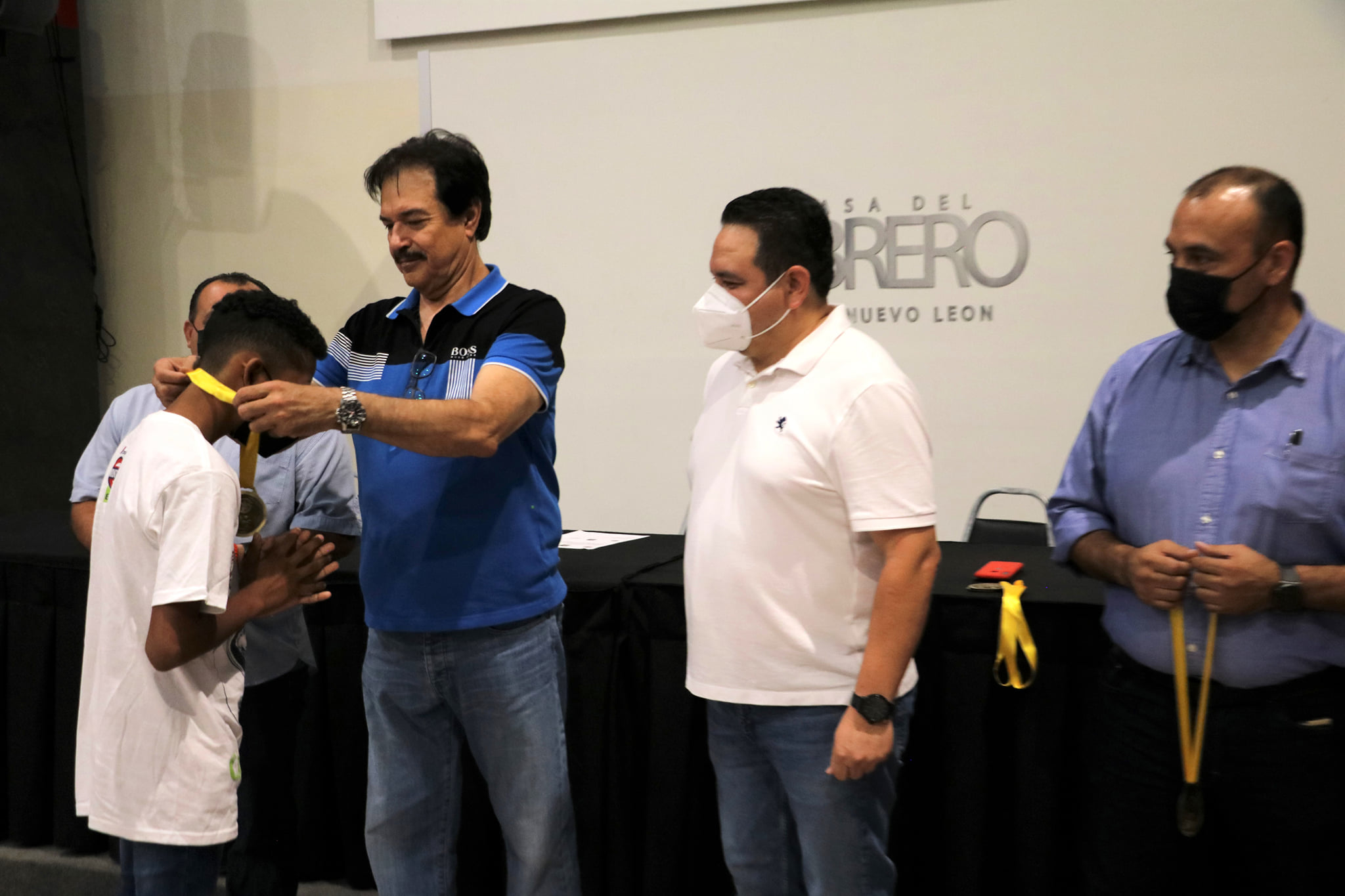 Ismael Flores Cantú hace entrega de reconocimientos a deportistas